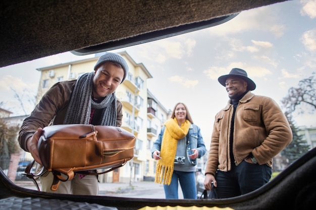 Foto gratuita adultos jóvenes que viajan en invierno