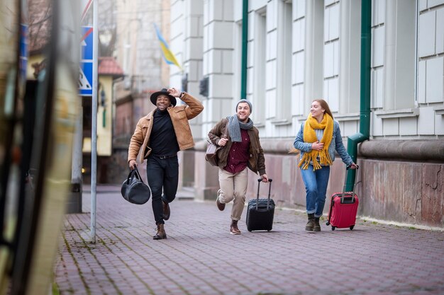 Adultos jóvenes que viajan en invierno