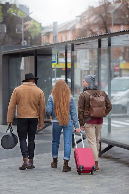 Foto gratuita adultos jóvenes que viajan en invierno