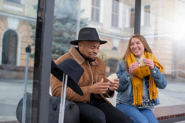 Foto gratuita adultos jóvenes que viajan en invierno