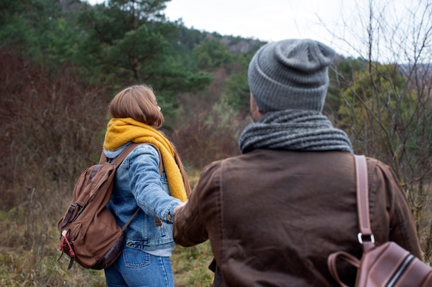 Adultos jóvenes que viajan en invierno