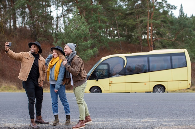 Adultos jóvenes que viajan en invierno