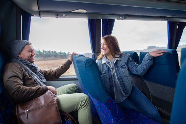 Adultos jóvenes que viajan en invierno