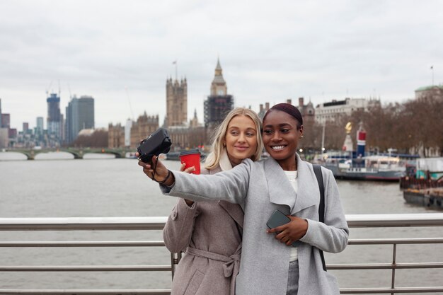 Adultos jóvenes que viajan en londres