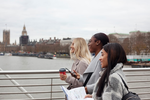 Adultos jóvenes que viajan en londres