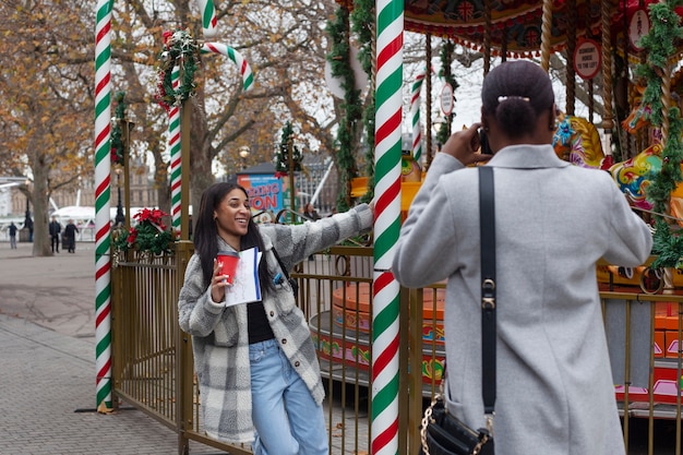 Foto gratuita adultos jóvenes que viajan en londres