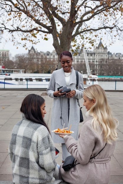 Adultos jóvenes que viajan en londres