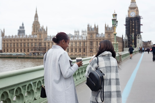 Adultos jóvenes que viajan en londres