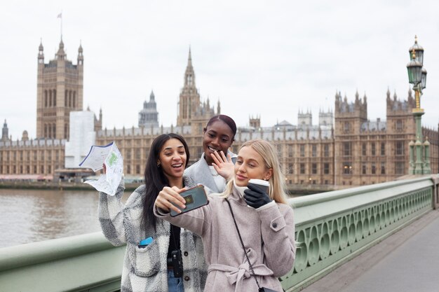 Adultos jóvenes que viajan en londres