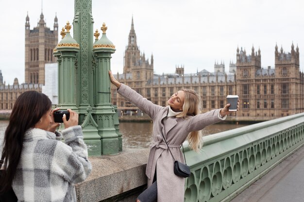 Adultos jóvenes que viajan en londres