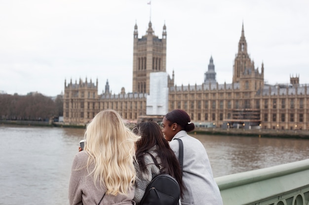 Adultos jóvenes que viajan en londres