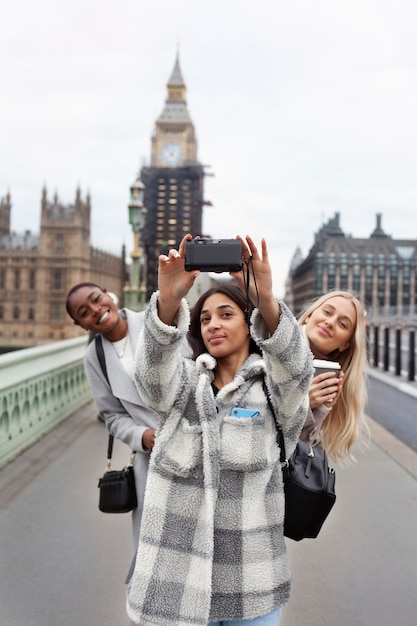 Foto gratuita adultos jóvenes que viajan en londres