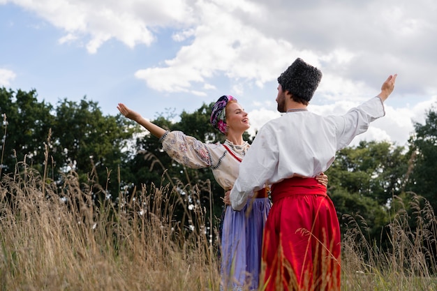 Foto gratuita adultos jóvenes vistiendo traje de danza folclórica