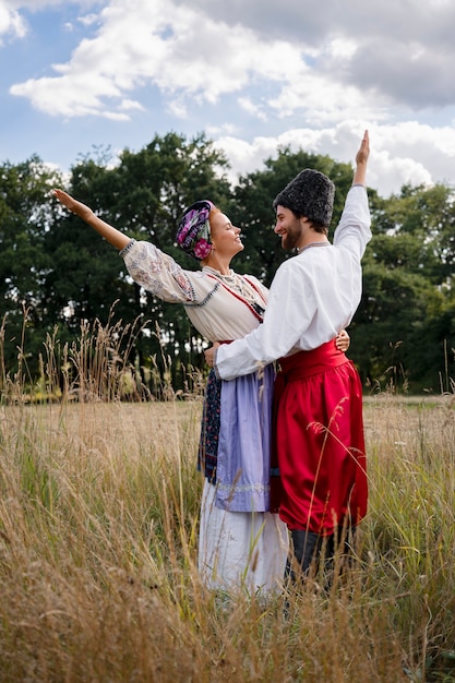 Foto gratuita adultos jóvenes vistiendo traje de danza folclórica