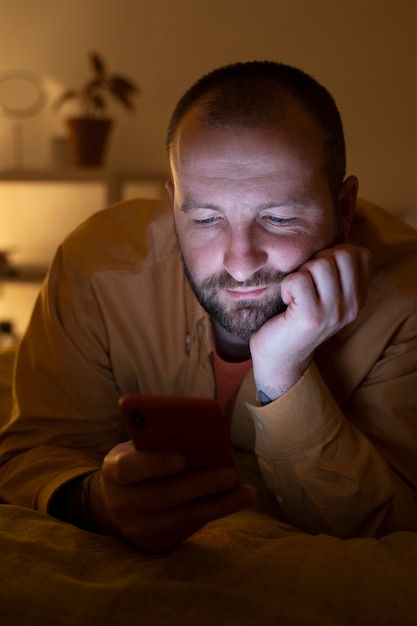 Adultos que sufren de adicción a las redes sociales
