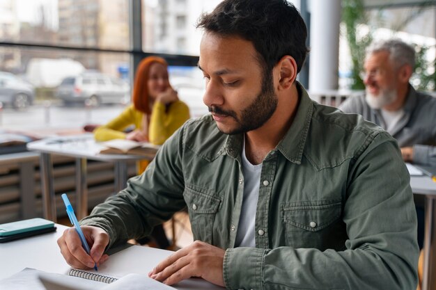 Adultos de tiro medio estudiando juntos