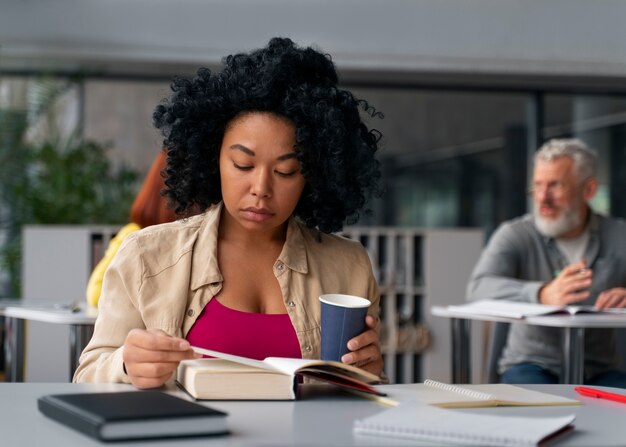 Adultos de tiro medio estudiando juntos