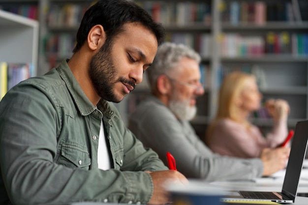 Adultos de tiro medio estudiando juntos