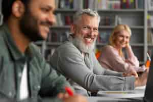 Foto gratuita adultos de tiro medio estudiando juntos