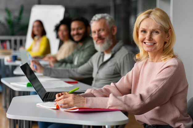 Adultos de tiro medio estudiando juntos