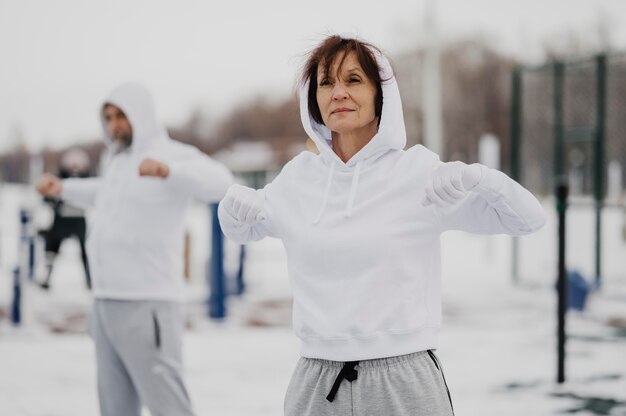 Foto gratuita adultos de tiro medio haciendo ejercicio