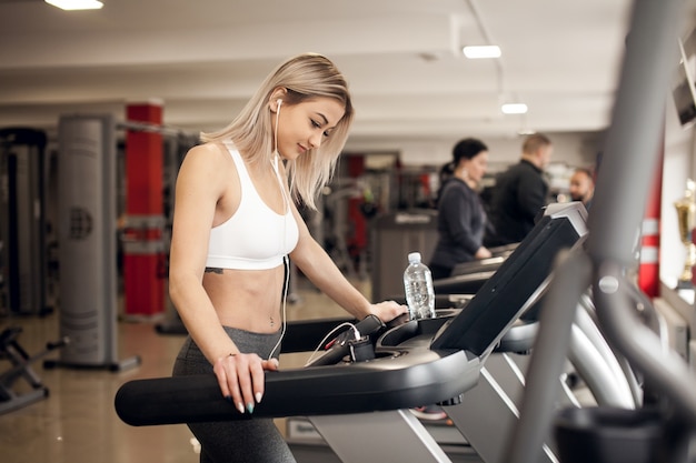 Aeróbic atlético adulto atleta fondo