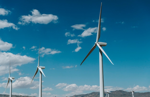 Foto gratuita aerogenerador con un cielo azul