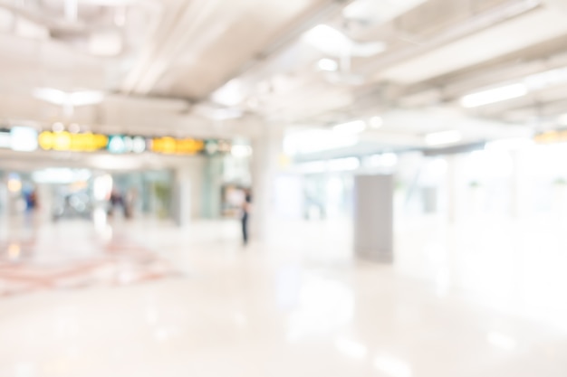 Aeropuerto desenfocado con señales luminosas