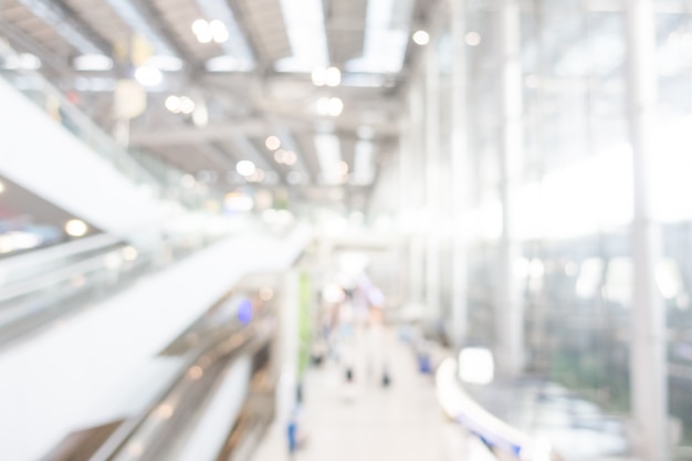 Aeropuerto moderno con escaleras mecánicas