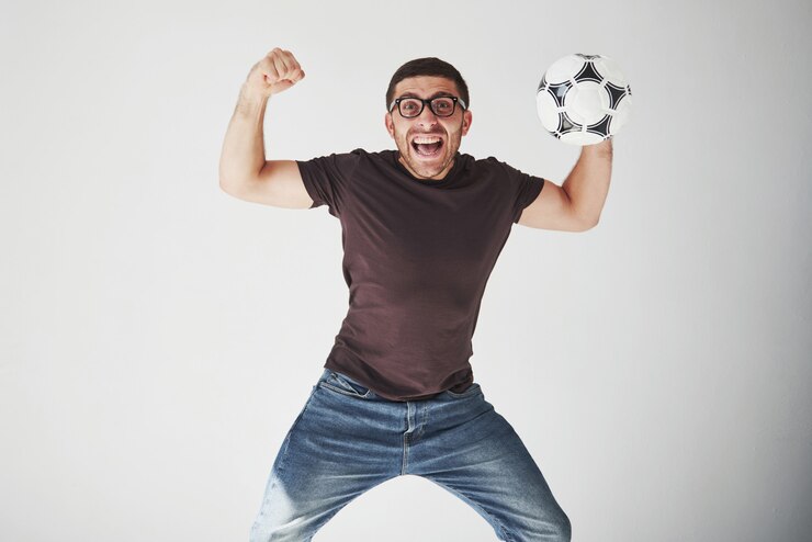Foto gratuito aficionado al fútbol emocionado con un fútbol aislado en blanco.