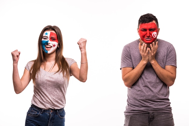 Aficionado al fútbol feliz de Panamá celebrar victoria sobre aficionado al fútbol molesto de Túnez con la cara pintada aislado sobre fondo blanco.