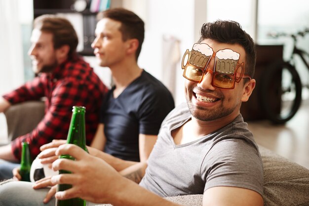 Aficionado al fútbol con gafas divertidas