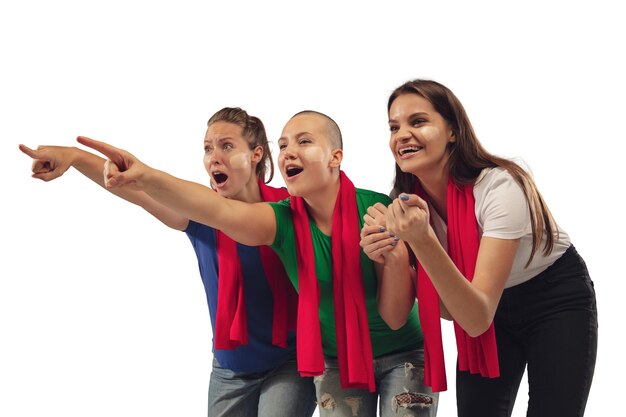 Aficionados al fútbol femenino animando a su equipo deportivo favorito con emociones brillantes aisladas en blanco studio