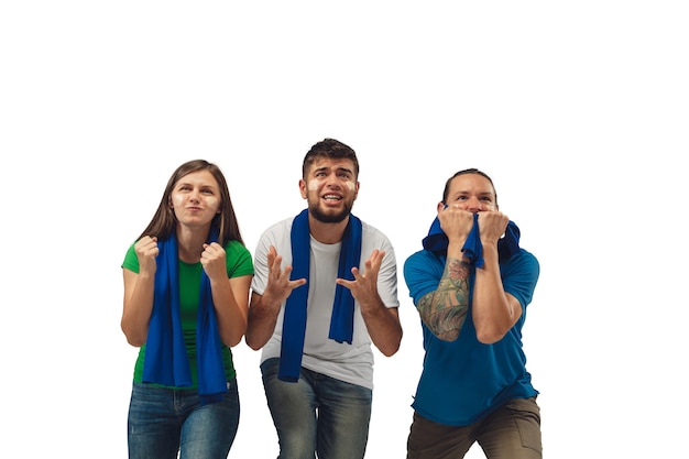 Foto gratuita aficionados al fútbol femenino y masculino animando a su equipo deportivo favorito con emociones brillantes