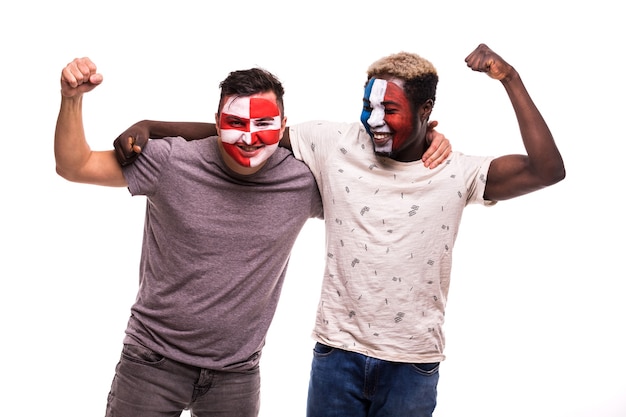 Foto gratuita los aficionados al fútbol partidarios con la cara pintada de los equipos nacionales de francia y croacia aislado sobre fondo blanco.