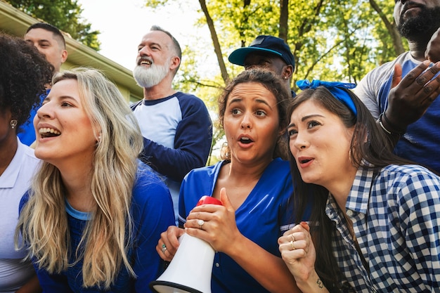 Aficionados al fútbol preocupados viendo el partido