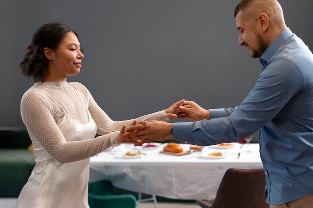 Foto gratuita los aficionados latinos bailan salsa.