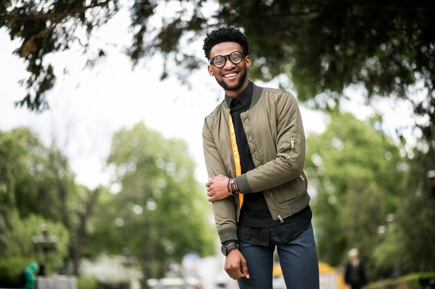 Africano feliz hombre de negocios persona