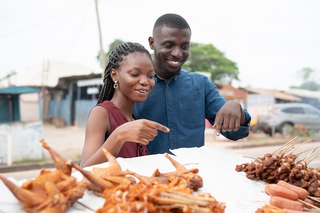 Los africanos consiguen algo de comida callejera