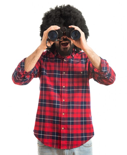 Afro con binoculares