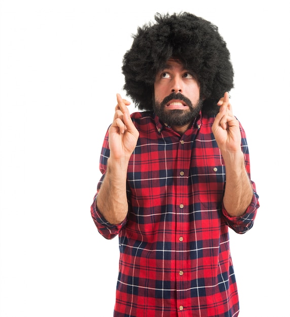 Foto gratuita afro con los dedos cruzados