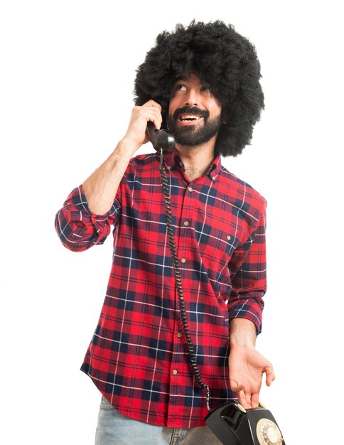 Afro hombre hablando con el teléfono de época