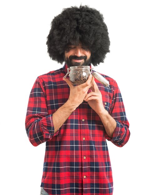 Afro, hombre, tenencia, jarra, vidrio, café, interior