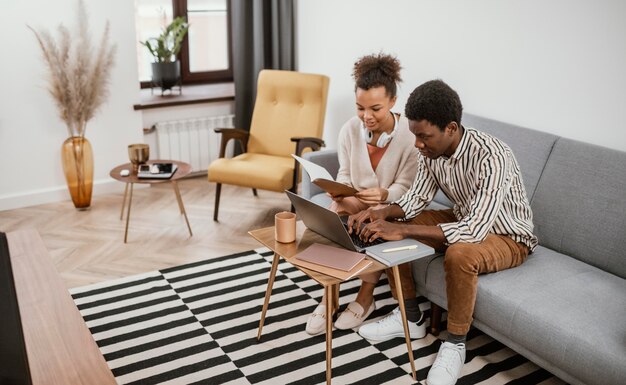 Afroamericanos que trabajan desde un lugar moderno.