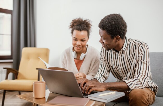 Afroamericanos que trabajan desde un lugar moderno.