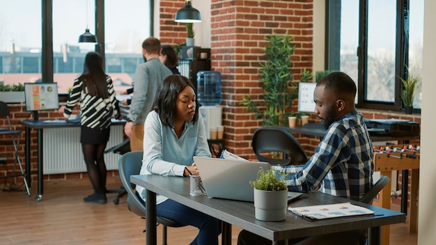 Los afroamericanos saludan en una entrevista de trabajo, hablan sobre el reclutamiento de recursos humanos y la solicitud de trabajo. Reunión de hombres y mujeres para hablar sobre oportunidades de carrera ejecutiva.