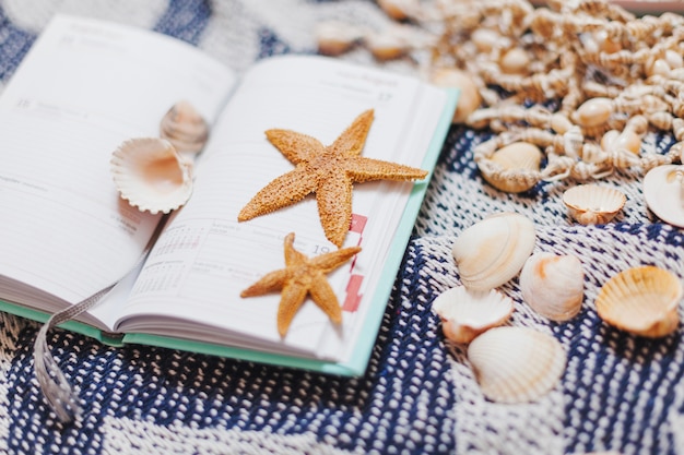 Agenda abierta con estrellas de mar y conchas