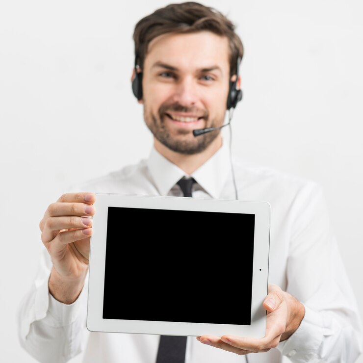 Foto gratuito agente de call center presentando plantilla de tableta
