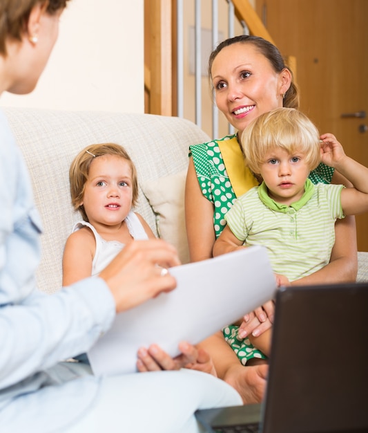 Agente hablando con madre e hijos