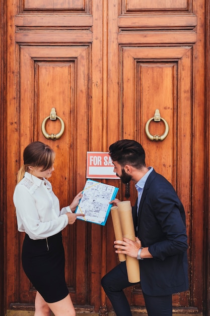 Foto gratuita agente inmobiliario y arquitecto con puerta de madera